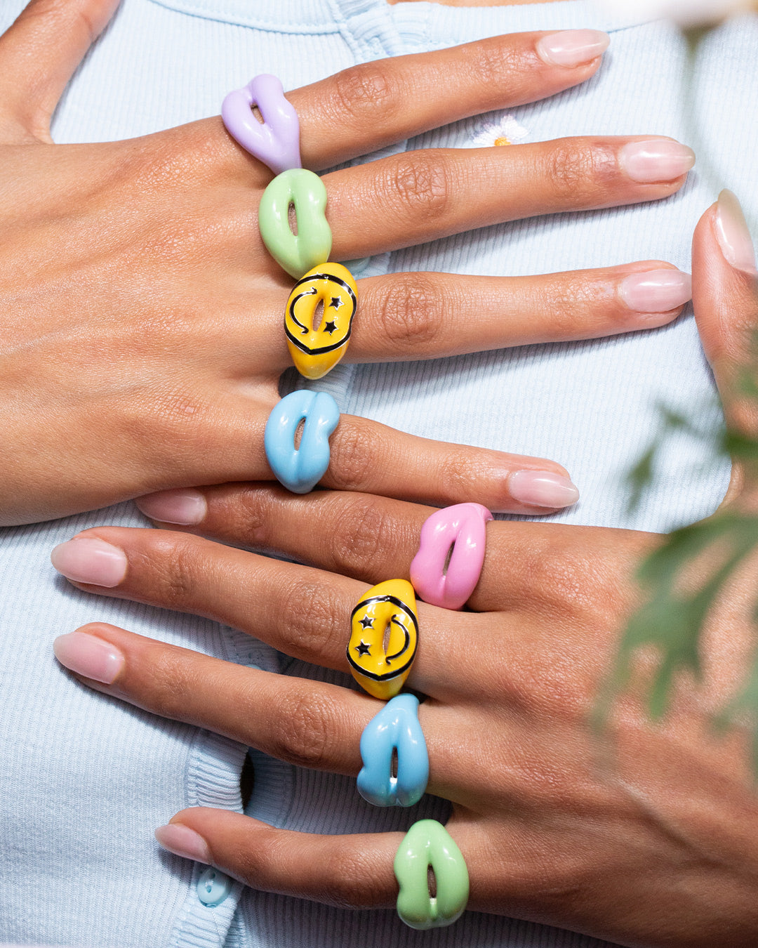 Spring rings on hands